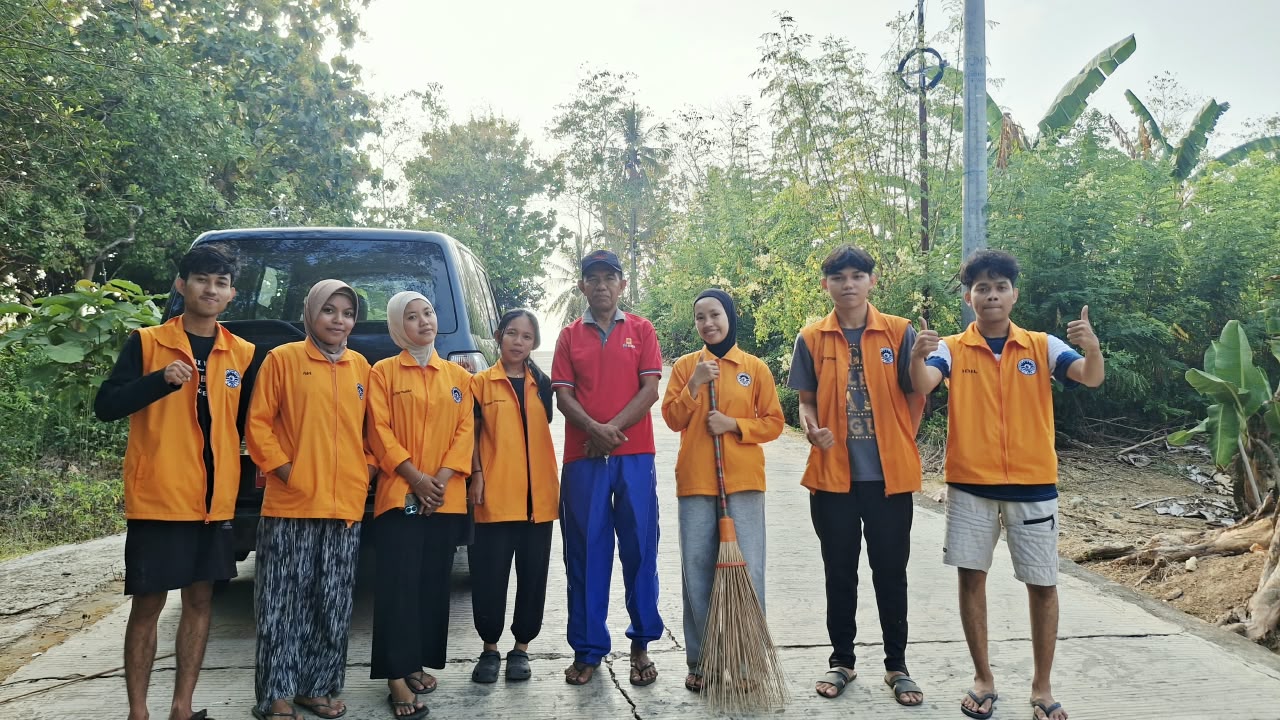 Pemerintah Desa Mario Bersama Mahasiswa KKN UNM Gelar Jumat Bersih